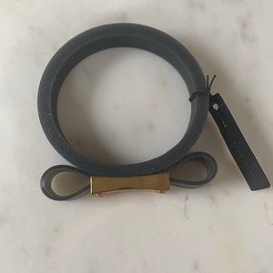 Marc Jacobs gummy bow bracelet with plaque